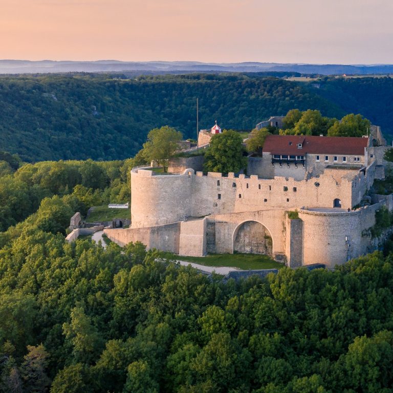 Burg Hohenneuffen in der Abenddämmerung Burg Hohenneuffen in der Abenddämmerung